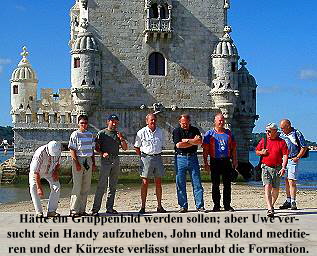 HÃ¤tte ein Gruppenbild werden sollen; aber Uwe ver-  sucht sein Handy aufzuheben, John und Roland meditie-  ren und der KÃ¼rzeste verlÃ¤sst unerlaubt die Formation.